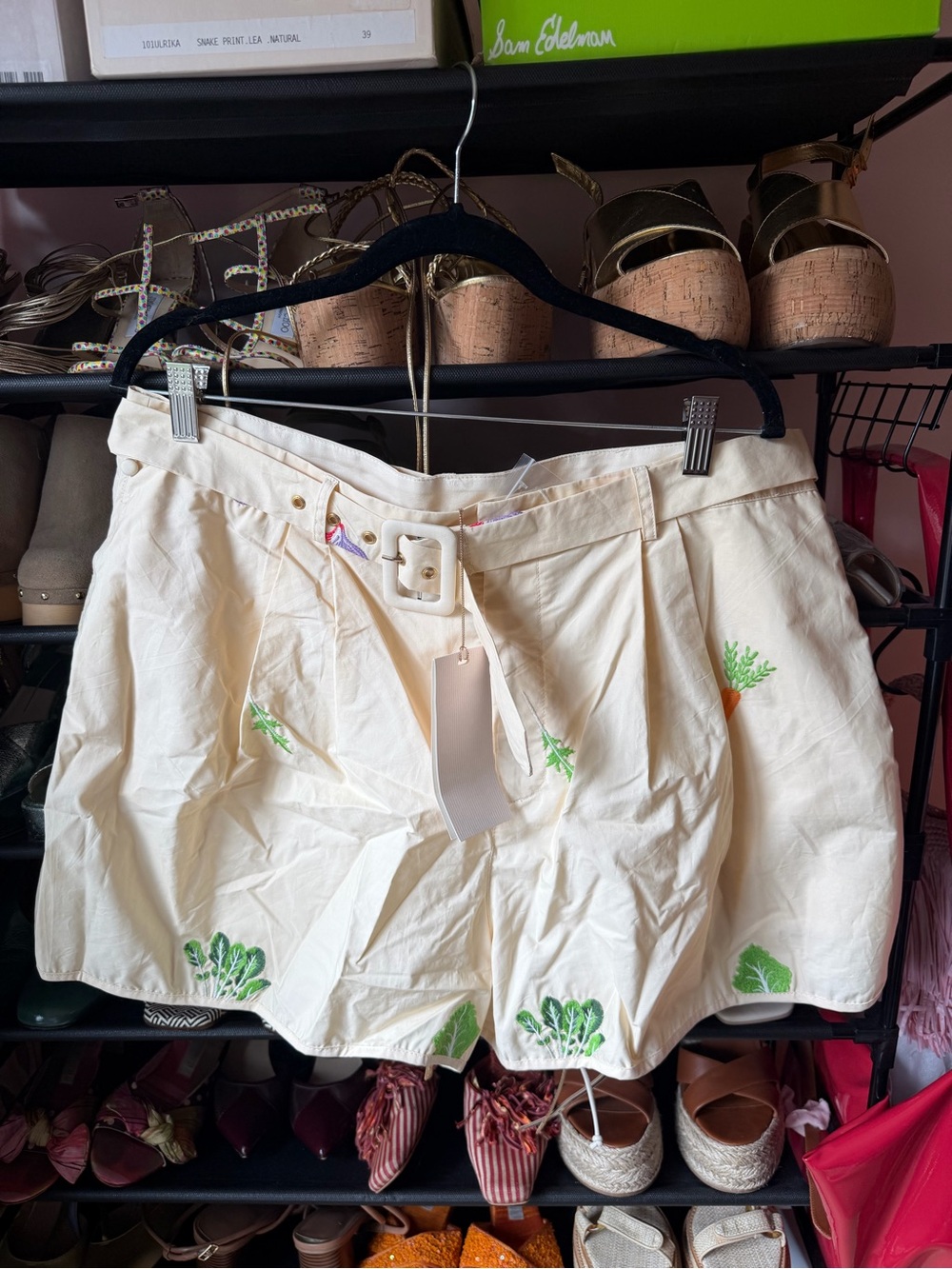 Cream High-Waist Embroidered Women's Shorts with Belt
